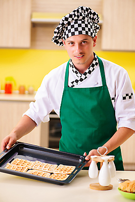 포토 JPG 해외이미지 남자 쟁반 실내 한명 들기 상반신 성인 앞모습 제빵 요리중 와플 제빵사 성인남자한명만 해외202105 해외포토 직업 1 뷰포인트 모션 디저트 사람 내부 제과제빵 남자한명만 성인남자만 파일형식