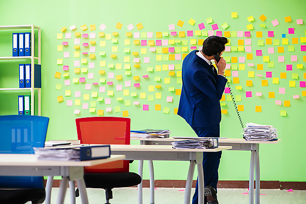 포토 JPG 해외이미지 응시 남자 컨셉 회사 비즈니스 스트레스 직장 피곤 한명 서기 들기 정장 상반신 성인 사무실 쪽지 업무 작업 비즈니스맨 전화기 가득함 수화기 포스트잇 바쁨 통화 서류더미 성인남자한명만 해외202105 해외포토 1 시선 옷 모션 사람 메모지 직장인 문서 남자한명만 성인남자만 파일형식 더미