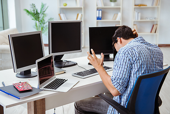 포토 JPG 해외이미지 직업 인터넷 회사 비즈니스 사업가 노동자 스트레스 경비 사람없음 금융 노트북 컴퓨터 사무실 스크린 모니터 거래 슬픔 관찰 업무 작업 비즈니스맨 좌절 주식 상인 종업원 책상 경영자 바쁨 감시 야근 동영상 경영 멀티 운영자 적자 해외202105 해외포토 남자 감정 가구 컨셉 모션 안전 경제 전자제품 직장인 보호 리더 파일형식
