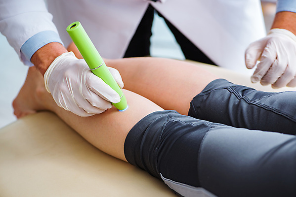 포토 JPG 해외이미지 남자 의학 실내 병원 한명 들기 성인 앞모습 신체부위 하반신 광선 잡기 삭제 레이저수술 레이저치료 흉터 성인남자한명만 해외202105 해외포토 1 뷰포인트 모션 사람 내부 치료 상처 남자한명만 성인남자만 파일형식