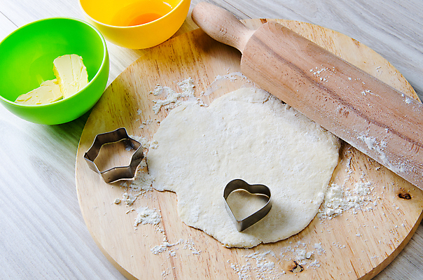 포토 JPG 해외이미지 그릇 별 재료 실내 사람없음 하트 반죽 제빵 쿠키틀 버터 나무받침 반죽밀대 나무배경 해외202105 해외포토 자연요소 모양 식기 백그라운드 내부 목재 제과제빵 받침대 밀대 제빵도구 파일형식