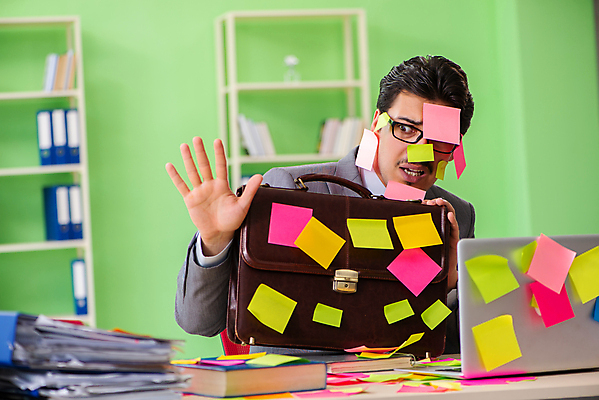 포토 JPG 해외이미지 응시 남자 컨셉 서류가방 회사 비즈니스 스트레스 직장 한명 상반신 성인 노트북 컴퓨터 사무실 손들기 쪽지 업무 작업 비즈니스맨 좌절 무서움 가득함 포스트잇 바쁨 성인남자한명만 해외202105 해외포토 1 시선 감정 가방 모션 사람 전자제품 메모지 직장인 남자한명만 성인남자만 파일형식