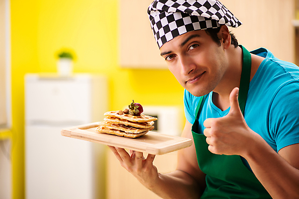 포토 JPG 해외이미지 남자 실내 한명 들기 상반신 성인 옆모습 제빵 요리중 따봉 와플 나무받침 제빵사 성인남자한명만 해외202105 해외포토 직업 1 뷰포인트 모션 디저트 사람 내부 목재 제과제빵 최고 받침대 남자한명만 성인남자만 파일형식