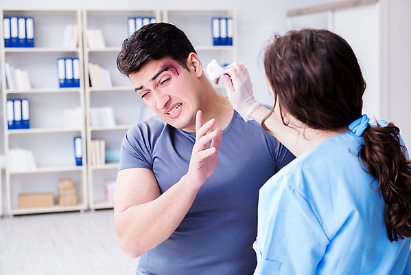 포토 JPG 해외이미지 여자 남자 의학 실내 병원 들기 상반신 성인 두명 앞모습 뒷모습 치료 진료 고통 환자 의사 찡그림 거즈 피하기 성인만 알콜솜 해외202105 해외포토 감정 뷰포인트 모션 표정 사람 내부 의료진 파일형식