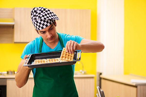포토 JPG 해외이미지 응시 남자 쟁반 실내 한명 들기 상반신 성인 앞모습 제빵 요리중 와플 제빵사 성인남자한명만 해외202105 해외포토 직업 1 시선 뷰포인트 모션 디저트 사람 내부 제과제빵 남자한명만 성인남자만 파일형식
