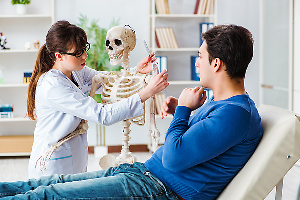 포토 JPG 해외이미지 여자 남자 의학 실내 병원 들기 앉기 상반신 성인 두명 옆모습 듣기 환자 의사 가르침 뼈모형 성인만 알려주기 해외202105 해외포토 교육 뷰포인트 모션 사람 내부 모형 의료진 파일형식