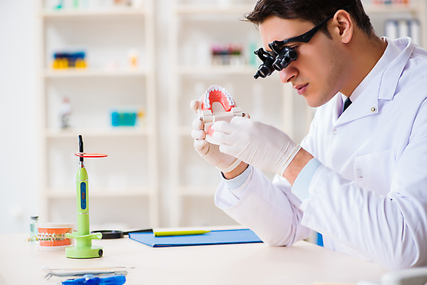 포토 JPG 해외이미지 남자 의학 실내 치과 현미경 한명 들기 상반신 성인 옆모습 관찰 치과의사 치과용품 치아모형 성인남자한명만 해외202105 해외포토 1 뷰포인트 모션 병원 실험기구 사람 내부 의사 의료용품 치아 남자한명만 성인남자만 파일형식