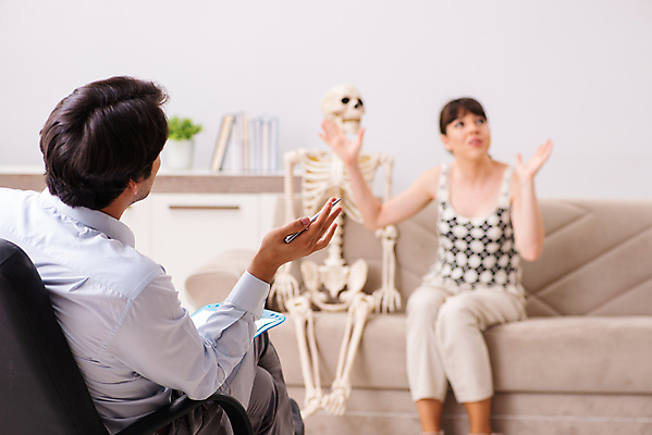 포토 JPG 해외이미지 여자 가족 관계 결혼식 남편 골격 사랑 설명 사람없음 듣기 모임 환자 의사 슬픔 아내 도움 장롱 비밀 찬장 상담 방문 문제 테라피 옛날 우울증 위기 이혼 정신과 정신과의사 치료사 헬프 해외202105 카운슬러 해외포토 직업 감정 가구 결혼 컨셉 의학 모션 병원 사람 뷰티 의료진 질병 상담원 파일형식