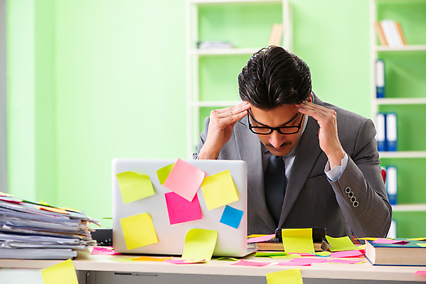 포토 JPG 해외이미지 남자 컨셉 비즈니스 스트레스 직장 피곤 한명 상반신 성인 노트북 사무실 쪽지 업무 작업 비즈니스맨 좌절 가득함 포스트잇 바쁨 손짚기 성인남자한명만 해외202105 해외포토 1 감정 회사 사람 손짓 전자제품 메모지 직장인 남자한명만 성인남자만 파일형식