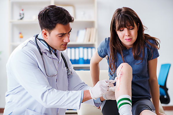 포토 JPG 해외이미지 여자 남자 의학 실내 병원 들기 앉기 상반신 성인 두명 앞모습 옆모습 치료 진료 고통 환자 의사 찡그림 상처 성인만 해외202105 해외포토 감정 뷰포인트 모션 표정 사람 내부 의료진 파일형식