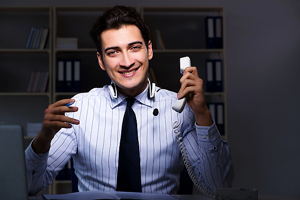 포토 JPG 해외이미지 행복 이동 비즈니스 통신 말하기 대화 미소 사람 노트북 스마트폰 컴퓨터 사무실 판매 헤드폰 업무 작업 도움 비즈니스맨 센터 야간 저녁 중개인 전화기 고객 책상 서비스 컨설턴트 상담 텔레마케팅 부름 야근 온라인 단절 마케팅 운영자 지원 헬프 대리인 해외202105 해외포토 자연요소 직업 남자 감정 음향기기 가구 컨셉 모션 표정 전자제품 핸드폰 스마트기기 직장인 전문직 밤 서비스업 파일형식