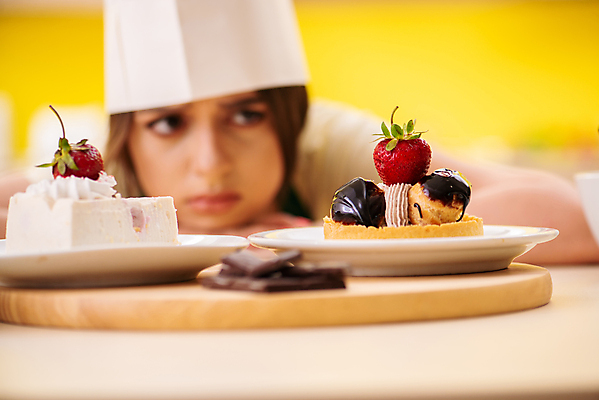 포토 JPG 해외이미지 접시 응시 여자 엎드리기 딸기 실내 한명 상반신 성인 앞모습 아웃포커스 케이크 제빵 성인여자한명만 해외202105 해외포토 1 식기 시선 뷰포인트 과일 모션 디저트 촬영기법 사람 내부 제과제빵 여자한명만 성인여자만 파일형식