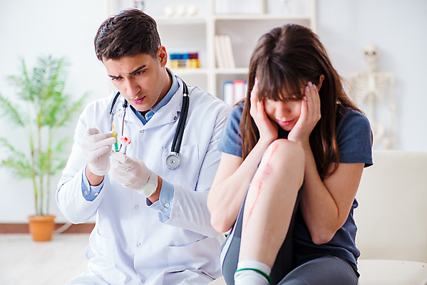 포토 JPG 해외이미지 여자 남자 의학 실내 병원 주사기 들기 앉기 상반신 성인 두명 앞모습 환자 의사 관찰 상처 검사_조사 얼굴가리기 감싸기 성인만 해외202105 해외포토 뷰포인트 의료기기 모션 사람 내부 의료진 가림 파일형식