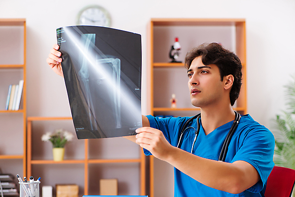 포토 JPG 해외이미지 응시 남자 의학 엑스레이 실내 병원 한명 들기 상반신 성인 옆모습 의사 관찰 집중 성인남자한명만 해외202105 해외포토 1 시선 뷰포인트 컨셉 모션 사람 내부 의료진 남자한명만 성인남자만 파일형식