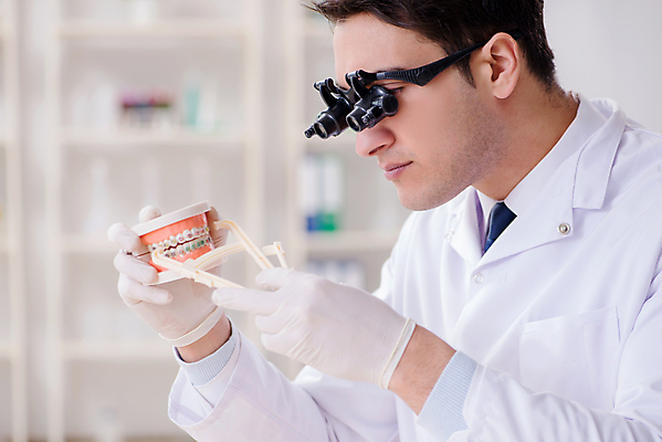 포토 JPG 해외이미지 남자 의학 실내 현미경 한명 들기 상반신 성인 옆모습 관찰 집중 치과의사 치과용품 치아모형 성인남자한명만 해외202105 해외포토 1 뷰포인트 컨셉 모션 실험기구 사람 내부 의사 의료용품 치아 남자한명만 성인남자만 파일형식