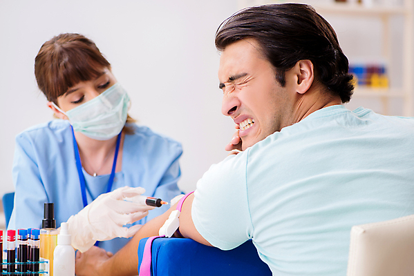 포토 JPG 해외이미지 여자 남자 의학 실내 병원 주사기 마스크 상반신 성인 두명 앞모습 뒷모습 환자 의사 찡그림 무서움 혈액검사 혈액채취 성인만 해외202105 해외포토 감정 뷰포인트 의료기기 표정 사람 내부 의료진 검사_조사 파일형식