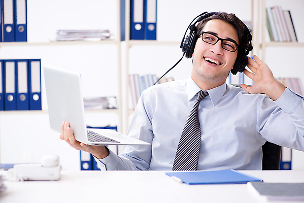 포토 JPG 해외이미지 음악 이어폰 비즈니스 통신 휴식 사람없음 노트북 스마트폰 컴퓨터 사무실 판매 헤드폰 듣기 업무 작업 도움 비즈니스맨 센터 중개인 고객 책상 서비스 컨설턴트 상담 오디오 텔레마케팅 안내원 부름 온라인 단절 마케팅 운영자 지원 헬프 대리인 해외202105 해외포토 직업 남자 음향기기 가구 컨셉 모션 문화예술 전자제품 핸드폰 스마트기기 직장인 전문직 서비스업 파일형식