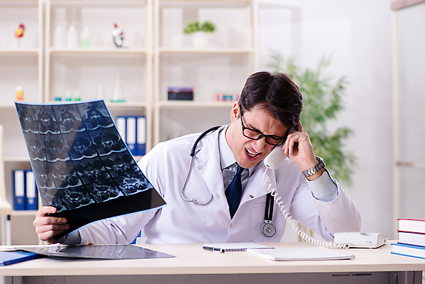 포토 JPG 해외이미지 남자 의학 엑스레이 실내 병원 한명 들기 상반신 성인 앞모습 의사 찡그림 전화기 통화 성인남자한명만 안경낌 해외202105 해외포토 1 안경 뷰포인트 모션 표정 사람 내부 의료진 남자한명만 성인남자만 파일형식