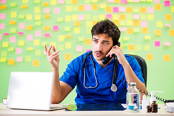 포토 JPG 해외이미지 유니폼 스트레스 건강 병원 피곤 말하기 대화 사람없음 스마트폰 약 쪽지 의사 실험실 균형 전화기 상담 바쁨 처방 야근 보험 마감 조언 치료사 목차 실종 해외202105 해외포토 직업 옷 컨셉 비즈니스 의학 모션 실험 핸드폰 스마트기기 의료진 업무 사건 파일형식