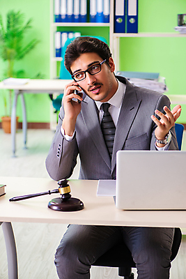 포토 JPG 해외이미지 비즈니스 모바일 말하기 대화 협상 사람없음 스마트폰 핸드폰 사무실 비즈니스맨 방어 상담원 망치 고객 상담 법 의사봉 재판 법관 공정 판결 변호사 고발 법정 해외202105 카운슬러 해외포토 직업 남자 모션 어류 전자제품 스마트기기 공구 직장인 사무원 법률가 파일형식