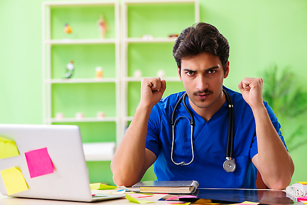 포토 JPG 해외이미지 학생 스트레스 건강 병원 피곤 사람없음 치료 약 쪽지 의사 분노 좌절 균형 바쁨 업무과다 야근 보험 마감 조언 치료사 목차 실종 해외202105 해외포토 직업 감정 컨셉 비즈니스 의학 의료진 업무 사건 파일형식