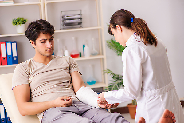 포토 JPG 해외이미지 응시 여자 남자 의학 실내 병원 앉기 상반신 성인 두명 앞모습 옆모습 진료 환자 의사 깁스 팔골절 성인만 해외202105 해외포토 시선 뷰포인트 모션 사람 내부 의료진 의료용품 골절 파일형식