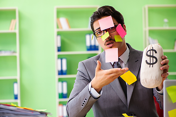 포토 JPG 해외이미지 남자 컨셉 돈 비즈니스 직장 피곤 한명 들기 상반신 성인 노트북 컴퓨터 사무실 쪽지 가리킴 업무 작업 비즈니스맨 돈자루 좌절 가득함 포스트잇 바쁨 보여주기 수익 수입 성인남자한명만 해외202105 해외포토 1 감정 회사 모션 사람 손짓 경제 전자제품 메모지 직장인 재산 남자한명만 성인남자만 파일형식