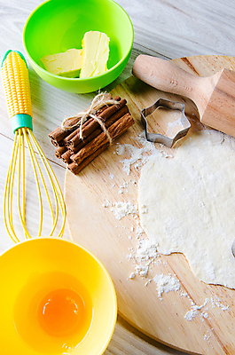 포토 JPG 해외이미지 그릇 실내 틀 사람없음 반죽 제빵 거품기 요리중 쿠키틀 버터 나무받침 날계란 반죽밀대 시나몬스틱 나무배경 해외202105 해외포토 식기 백그라운드 모션 주방용품 내부 목재 제과제빵 계란 받침대 밀대 제빵도구 시나몬 파일형식