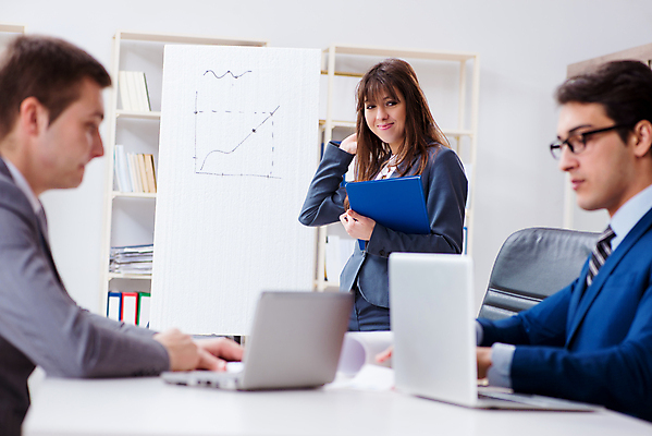 포토 JPG 해외이미지 직업 남자 선 회사 비즈니스 회의 그래프 설계 노동자 설명 서기 사람 사람없음 사무실 판매 방 업무 작업 비즈니스맨 비즈니스우먼 발표 그룹 토론 강의 지루함 종업원 동료 직원 경영자 화이트보드 상승 경영 세미나 프로젝트 브레인스토밍 해외202105 해외포토 여자 감정 컨셉 관계 모션 직장인 리더 파일형식