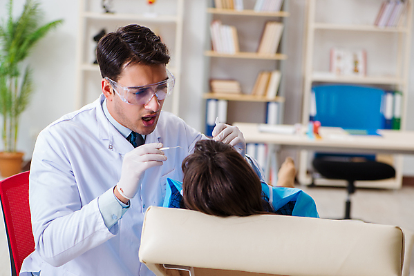 포토 JPG 해외이미지 응시 여자 남자 의학 실내 치과 들기 상반신 성인 두명 옆모습 뒷모습 확인 치과의사 보안경 치과진료 치아건강 성인만 해외202105 해외포토 시선 뷰포인트 모션 건강 병원 사람 내부 진료 의사 안전장비 파일형식