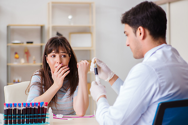 포토 JPG 해외이미지 응시 여자 남자 의학 실내 병원 주사기 들기 상반신 성인 두명 앞모습 옆모습 환자 의사 혈액 시험관 입가림 혈액검사 혈액채취 성인만 해외202105 해외포토 시선 뷰포인트 의료기기 모션 실험기구 사람 내부 의료진 가림 검사_조사 파일형식