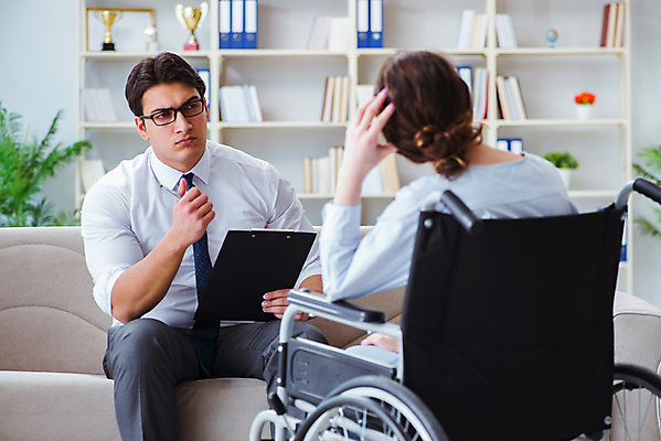 포토 JPG 해외이미지 의자 스트레스 대화 설명 앉기 사람없음 약 듣기 모임 환자 의사 슬픔 바퀴 장애인 휠체어 방문 문제 테라피 장애 우울증 정신과 정신과의사 조언 치료사 치유 해외202105 카운슬러 해외포토 직업 감정 가구 의학 모션 병원 말하기 뷰티 의료진 질병 상담원 파일형식