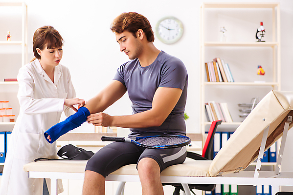 포토 JPG 해외이미지 여자 남자 의학 실내 병원 앉기 상반신 성인 두명 옆모습 진료 환자 의사 잡기 테니스라켓 붕대 테니스선수 깁스 진료대 성인만 해외202105 해외포토 뷰포인트 모션 운동선수 사람 내부 의료진 테니스 의료용품 라켓 파일형식