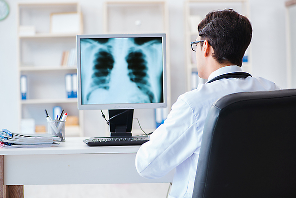 포토 JPG 해외이미지 응시 남자 의학 엑스레이 실내 병원 한명 상반신 성인 뒷모습 모니터 의사 관찰 갈비뼈 성인남자한명만 해외202105 해외포토 1 시선 뷰포인트 모션 뼈 사람 내부 컴퓨터 의료진 남자한명만 성인남자만 파일형식