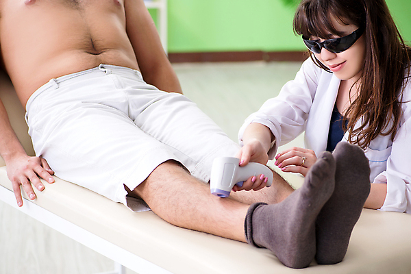 포토 JPG 해외이미지 여자 남자 의학 실내 병원 들기 앉기 상반신 성인 두명 옆모습 선글라스 진료 환자 의사 피부 피부관리 피부과의사 성인만 해외202105 해외포토 안경 뷰포인트 모션 사람 내부 신체부위 뷰티 의료진 파일형식