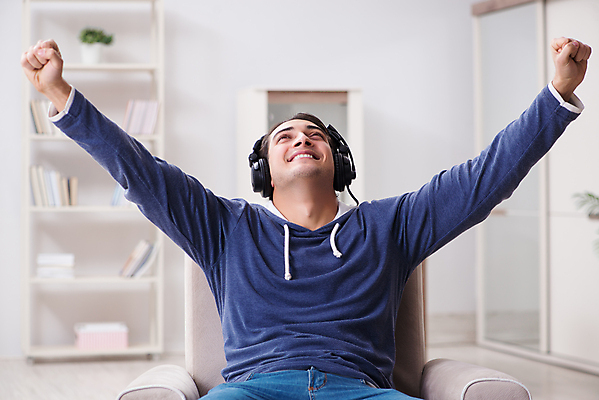 포토 JPG 해외이미지 학생 행복 음악 이어폰 노래 휴가 휴식 주택 소년 취미 사람없음 10대 책 학습 헤드폰 소리 콘서트 공연 음악가 꿈 방 듣기 가수 축하 선택 오디오 노래방 뮤지컬 플레이어 해외202105 해외포토 직업 교육 남자 감정 어린이 음향기기 컨셉 모션 청소년 문화예술 이벤트 건물 전자제품 파일형식