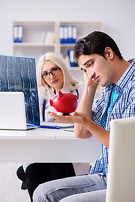 포토 JPG 해외이미지 돈 건강 병원 사람없음 치료 약 진료 고통 저축 돼지저금통 환자 의사 도움 절약 좌절 질병 구급차 상담 방문 보험 계산서 대출 빚 돌봄 요금 비용 해외202105 해외포토 감정 컨셉 의학 모션 자동차 금융 경제 저금통 의료진 재산 파일형식