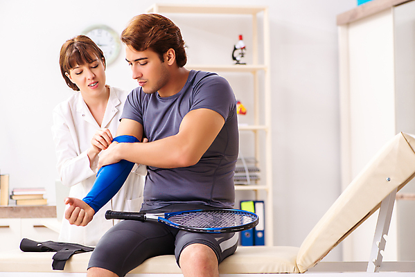 포토 JPG 해외이미지 여자 남자 의학 실내 병원 앉기 상반신 성인 두명 앞모습 옆모습 진료 환자 의사 잡기 테니스라켓 테니스선수 성인만 해외202105 해외포토 뷰포인트 모션 운동선수 사람 내부 의료진 테니스 라켓 파일형식