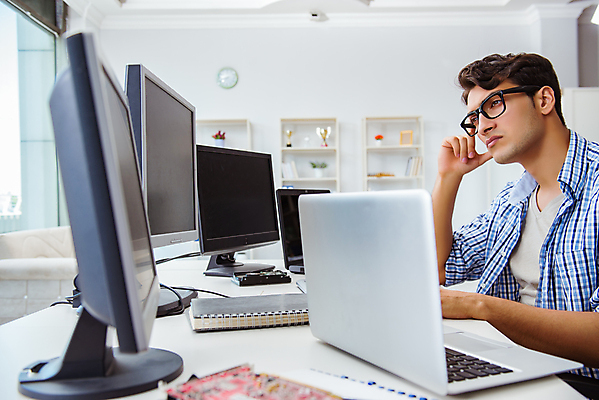 포토 JPG 해외이미지 직업 인터넷 회사 비즈니스 사업가 노동자 경비 사람없음 금융 노트북 컴퓨터 사무실 스크린 모니터 거래 관찰 업무 작업 비즈니스맨 주식 균형 상인 종업원 책상 경영자 보안 바쁨 감시 야근 동영상 경영 멀티 운영자 제어 해외202105 해외포토 남자 가구 모션 안전 경제 전자제품 직장인 보호 리더 파일형식