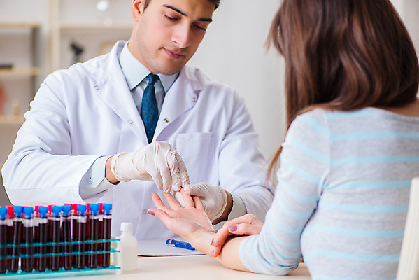 포토 JPG 해외이미지 여자 남자 의학 실내 병원 상반신 성인 두명 앞모습 뒷모습 환자 의사 잡기 혈액 시험관 혈액검사 혈액채취 성인만 해외202105 해외포토 뷰포인트 모션 실험기구 사람 내부 의료진 검사_조사 파일형식