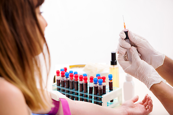 포토 JPG 해외이미지 손 여자 의학 실내 병원 주사기 한명 들기 상반신 성인 옆모습 신체부위 혈액 시험관 혈액검사 혈액채취 성인여자한명만 해외202105 해외포토 1 뷰포인트 의료기기 모션 실험기구 사람 내부 검사_조사 여자한명만 성인여자만 파일형식