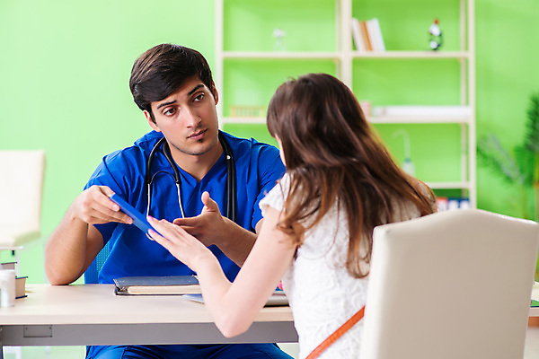 포토 JPG 해외이미지 응시 여자 남자 의학 실내 병원 들기 상반신 성인 두명 앞모습 뒷모습 진료 환자 의사 상담 마주앉기 성인만 해외202105 해외포토 시선 뷰포인트 모션 사람 앉기 내부 의료진 파일형식