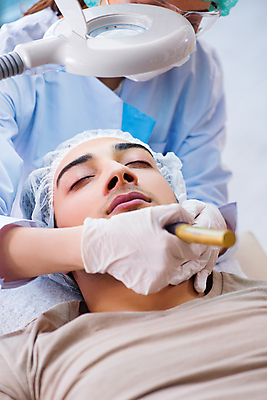 포토 JPG 해외이미지 여자 남자 의학 실내 병원 상반신 성인 두명 앞모습 치료 눈감음 환자 의사 잡기 삭제 피부과 피부과의사 흉터 성인만 해외202105 해외포토 뷰포인트 모션 사람 내부 의료진 상처 파일형식