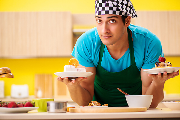 포토 JPG 해외이미지 응시 남자 실내 한명 들기 상반신 성인 앞모습 케이크 제빵 요리중 제빵사 성인남자한명만 해외202105 해외포토 직업 1 시선 뷰포인트 모션 디저트 사람 내부 제과제빵 남자한명만 성인남자만 파일형식