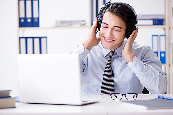 포토 JPG 해외이미지 행복 음악 이어폰 비즈니스 통신 휴식 사람없음 노트북 스마트폰 컴퓨터 사무실 판매 헤드폰 듣기 업무 작업 도움 비즈니스맨 센터 중개인 고객 책상 서비스 컨설턴트 상담 오디오 텔레마케팅 안내원 부름 온라인 단절 마케팅 운영자 지원 헬프 대리인 해외202105 해외포토 직업 남자 감정 음향기기 가구 컨셉 모션 문화예술 전자제품 핸드폰 스마트기기 직장인 전문직 서비스업 파일형식