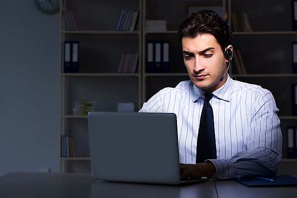 포토 JPG 해외이미지 이동 비즈니스 통신 말하기 대화 사람없음 노트북 스마트폰 컴퓨터 사무실 판매 헤드폰 업무 작업 도움 비즈니스맨 센터 야간 저녁 중개인 고객 집중 책상 마이크 서비스 컨설턴트 상담 텔레마케팅 부름 야근 온라인 마케팅 심각 운영자 지원 채팅 헬프 대리인 해외202105 해외포토 자연요소 직업 남자 음향기기 가구 컨셉 모션 전자제품 핸드폰 스마트기기 직장인 전문직 밤 서비스업 파일형식