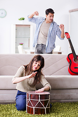 포토 JPG 해외이미지 줄 음악 노래 가족 놀이 남편 휴식 타악기 주택 미술 취미 사람없음 파티 콘서트 공연 연주자 음악가 방 댄서 가수 무대 기구 기타 춤 아내 디스코 드럼 연예인 목소리 노래방 리듬 뮤지컬 실행 생존 해외202105 해외포토 직업 악기 컨셉 관계 현악기 문화예술 이벤트 건물 파일형식