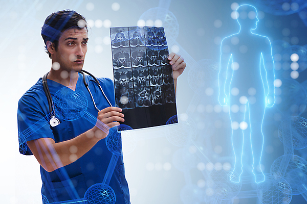 포토 JPG 해외이미지 남자 의학 사람모양 엑스레이 한명 들기 상반신 성인 옆모습 진료 의사 관찰 홀로그램 성인남자한명만 해외202105 해외포토 모양 1 뷰포인트 모션 사람 의료진 남자한명만 성인남자만 파일형식