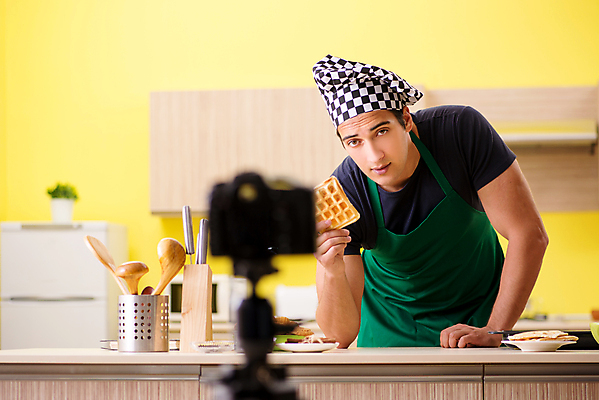 포토 JPG 해외이미지 응시 남자 실내 한명 들기 상반신 성인 앞모습 카메라 소프트포커스 제빵 와플 제빵사 성인남자한명만 크리에이터 1인미디어 쿡방 영상촬영 해외202105 해외포토 직업 1 시선 뷰포인트 모션 디저트 촬영기법 사람 내부 전자제품 제과제빵 촬영 방송 합성어 남자한명만 성인남자만 파일형식