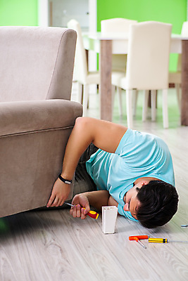 포토 JPG 해외이미지 직업 손 남자 산업 가구 의자 탁자 노동자 주택 사람없음 내부 목재 사무실 상점 주방 기구 공구 업무 작업실 드라이버 수리 캐비닛 목수 안락의자 목공예 고정 DIY 유지 국회 조립 깨짐 복원 설치 업그레이드 재주꾼 해외202105 해외포토 나무 생활용품 컨셉 비즈니스 재료 사람 취미 건물 신체부위 도구 작업 공예 사물함 파일형식